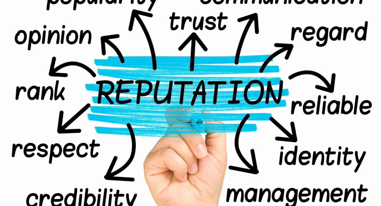 Zarządzanie reputacją marki w internecie – grafika z hasłem „Reputation” i strzałkami do zaufania oraz wiarygodności