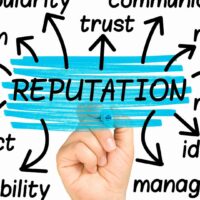 Zarządzanie reputacją marki w internecie – grafika z hasłem „Reputation” i strzałkami do zaufania oraz wiarygodności