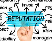 Zarządzanie reputacją marki w internecie – grafika z hasłem „Reputation” i strzałkami do zaufania oraz wiarygodności