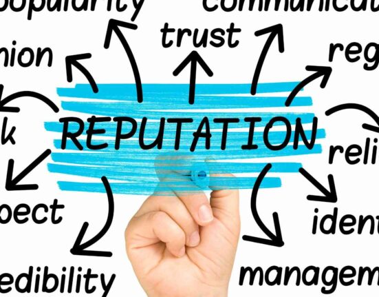 Zarządzanie reputacją marki w internecie – grafika z hasłem „Reputation” i strzałkami do zaufania oraz wiarygodności