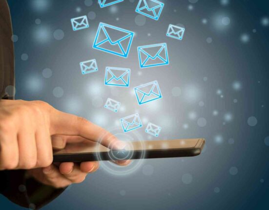 Automatyczny follow up SMS po rozmowie z klientem – odzyskiwanie leadów i domykanie zapytań w firmie